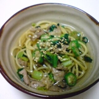 オクラと豚肉と小松菜のお茶漬け風パスタ